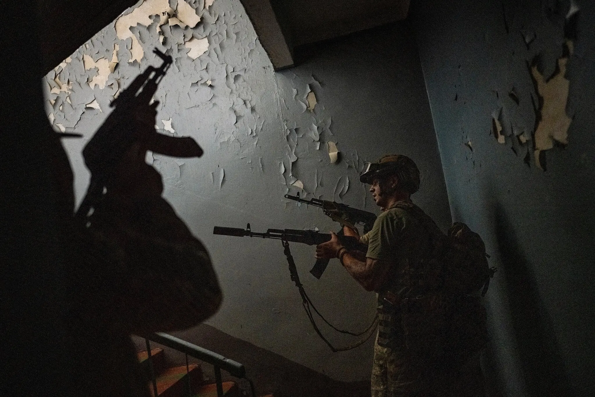 Українські солдати відпрацьовують операції з очищення приміщень в Ініціативі Trident Defense Initiative у Харкові, Україна, 1 вересня